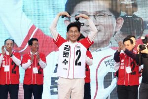 Candidates in S. Korea polls focus on economy